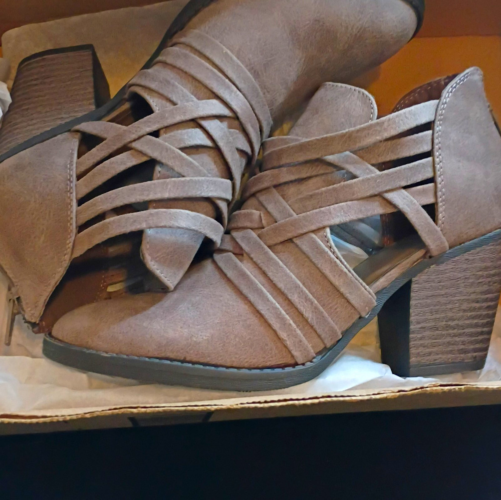 Women’s Taupe Faux Suede Strappy Ankle Bootie Block Heel Rear Zip Size 6.5